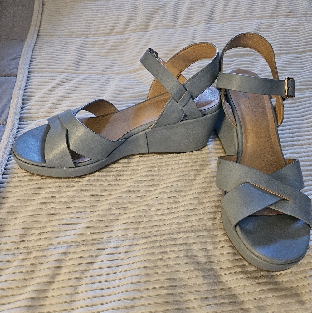 Journee Collection Women's Blue Wedge Sandals Size 9 - Picture 2 of 6